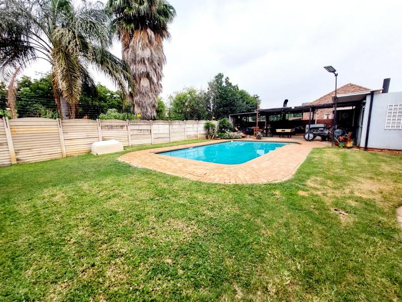 5 Bedroom Property for Sale in Kirkney Gauteng