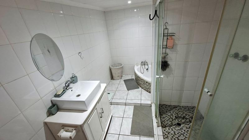 5 Bedroom Property for Sale in Kirkney Gauteng