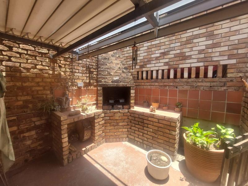 3 Bedroom Property for Sale in Mountain View Gauteng