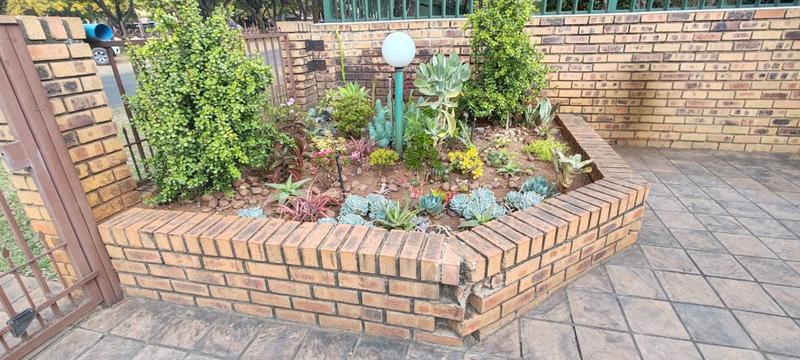 5 Bedroom Property for Sale in Pretoria Gardens Gauteng