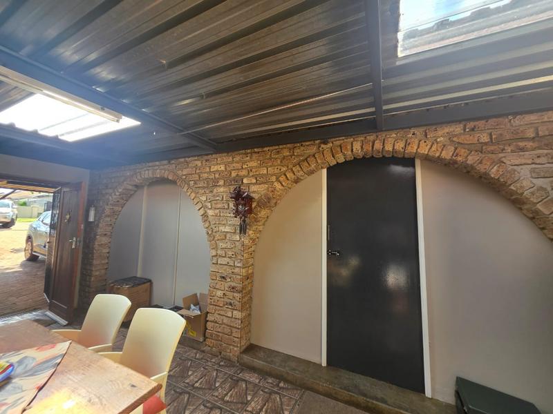 4 Bedroom Property for Sale in Helikonpark Gauteng