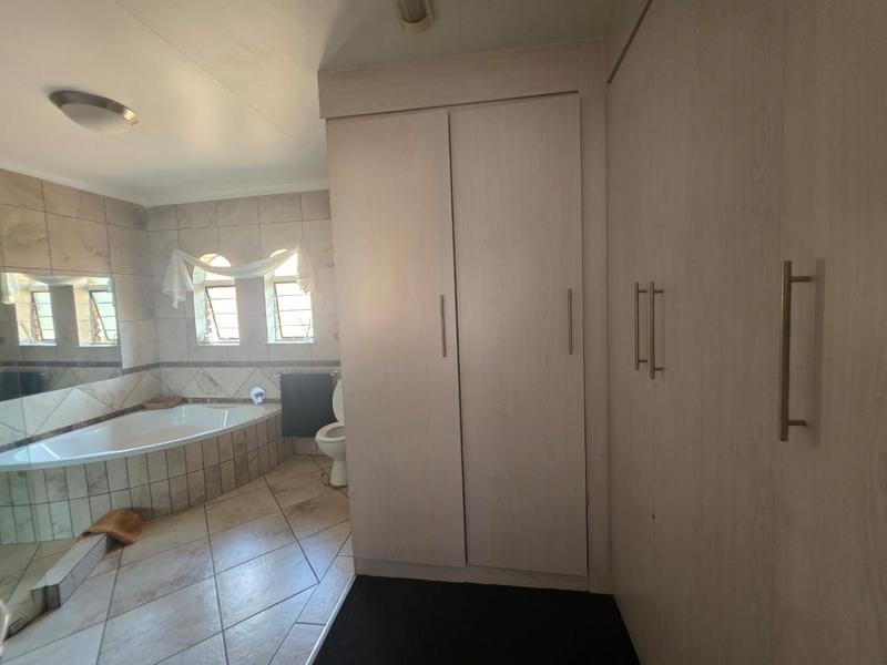 4 Bedroom Property for Sale in Helikonpark Gauteng