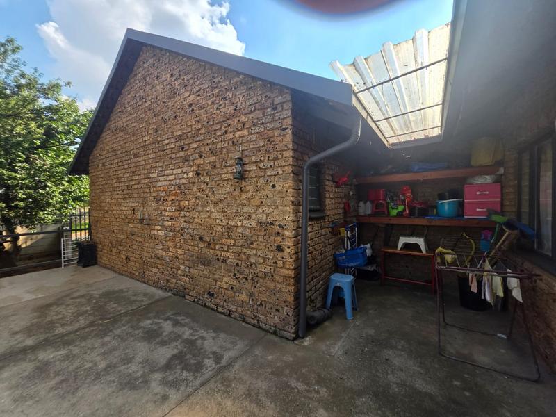 4 Bedroom Property for Sale in Helikonpark Gauteng