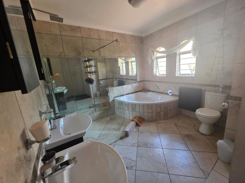 4 Bedroom Property for Sale in Helikonpark Gauteng