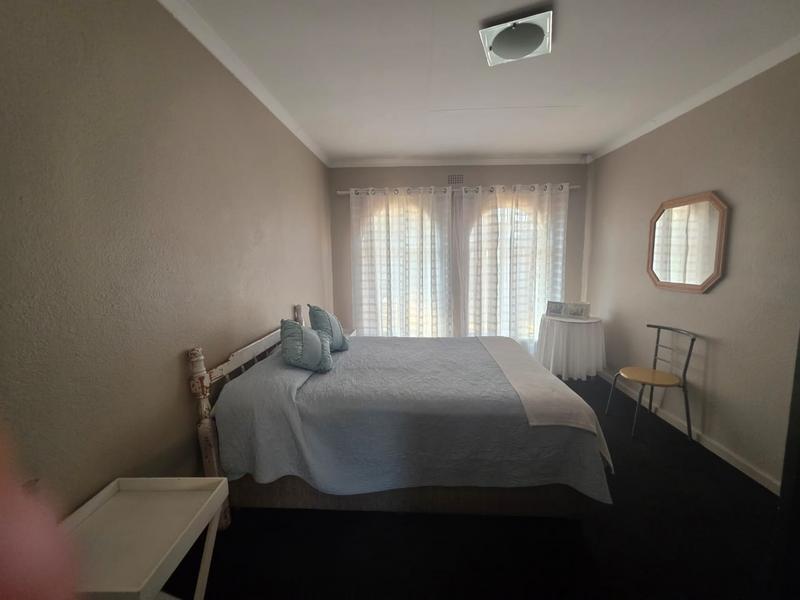 4 Bedroom Property for Sale in Helikonpark Gauteng