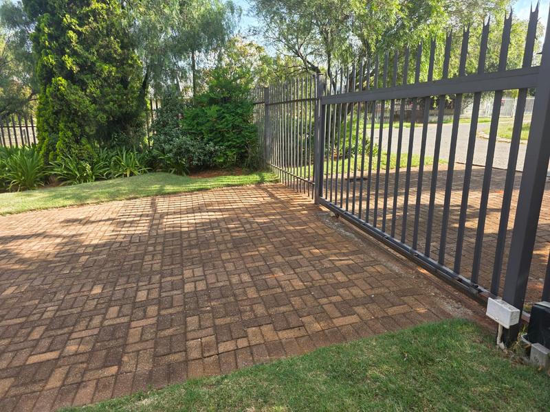 4 Bedroom Property for Sale in Helikonpark Gauteng