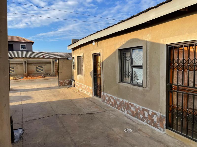 7 Bedroom Property for Sale in Zola Gauteng