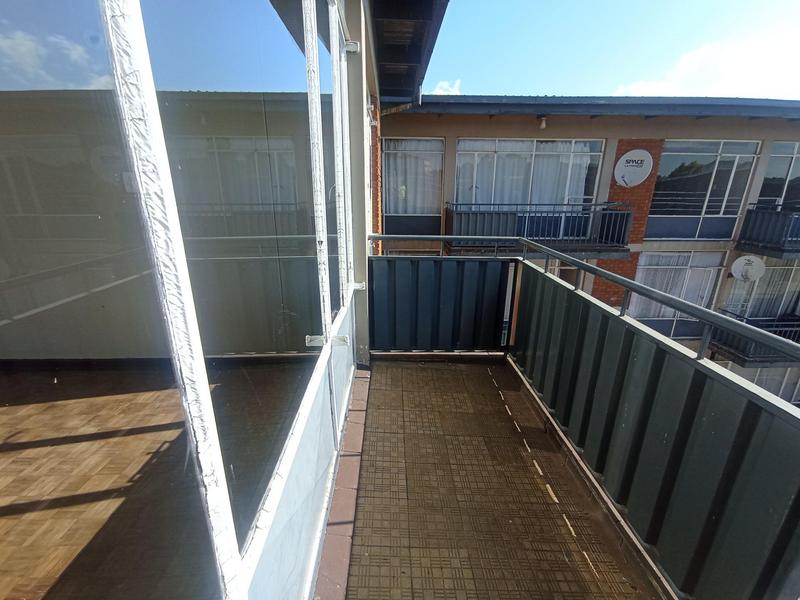 To Let 1 Bedroom Property for Rent in Florida Lake Gauteng