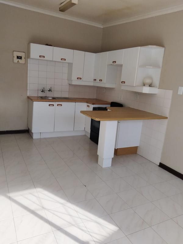 To Let 1 Bedroom Property for Rent in Florida Lake Gauteng