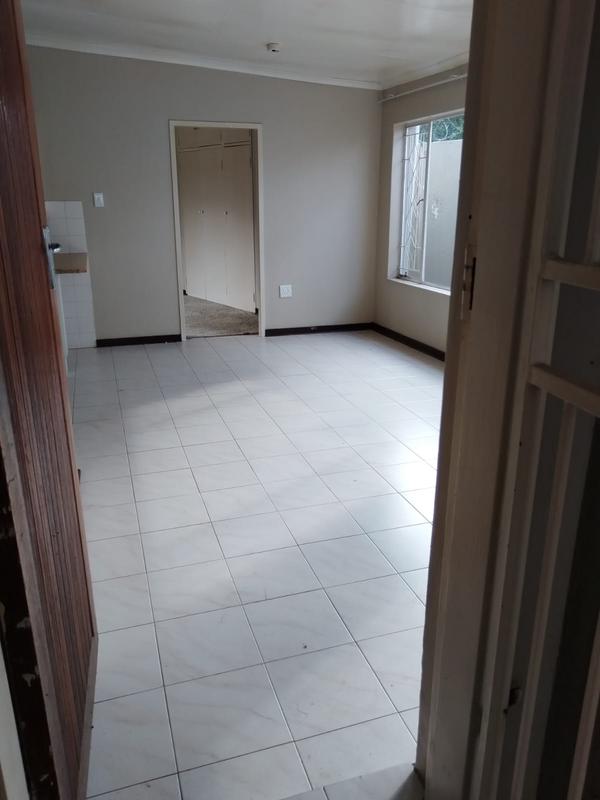 To Let 1 Bedroom Property for Rent in Florida Lake Gauteng