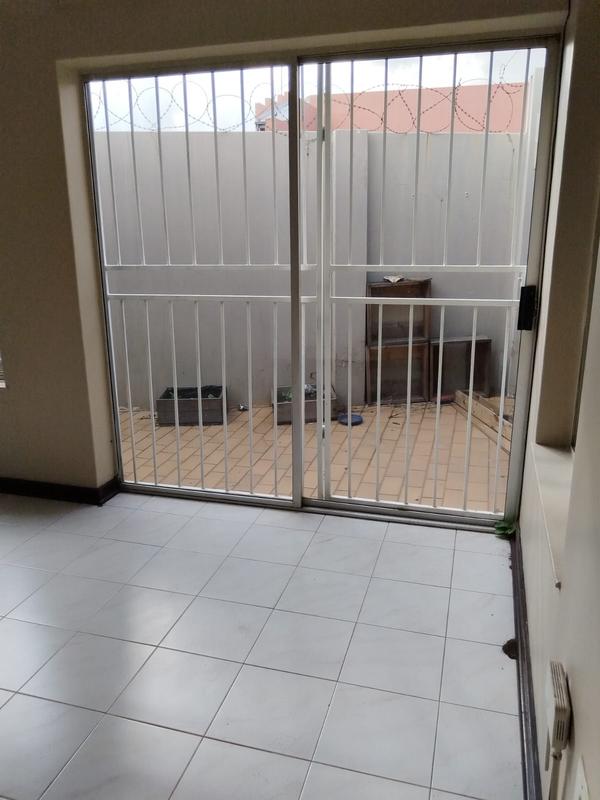 To Let 1 Bedroom Property for Rent in Florida Lake Gauteng