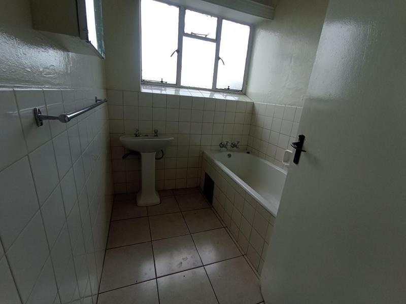 To Let 2 Bedroom Property for Rent in Florida Lake Gauteng