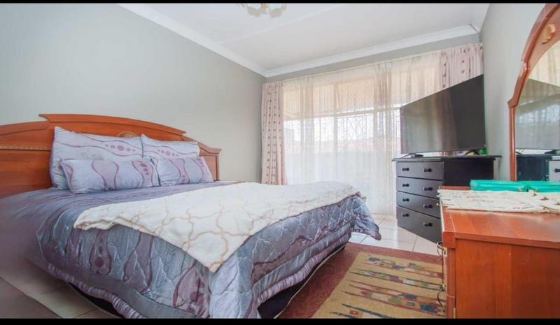 2 Bedroom Property for Sale in Florida Lake Gauteng