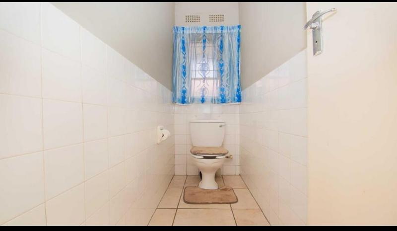 2 Bedroom Property for Sale in Florida Lake Gauteng