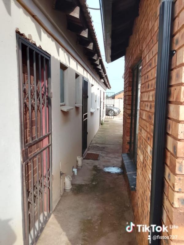 2 Bedroom Property for Sale in Protea Glen Gauteng