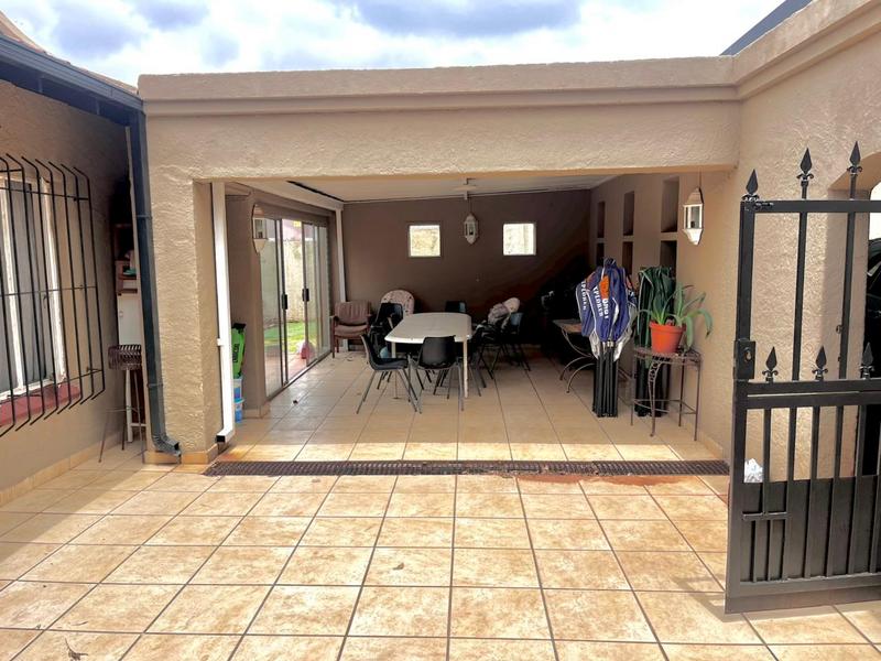 4 Bedroom Property for Sale in Florida Hills Gauteng