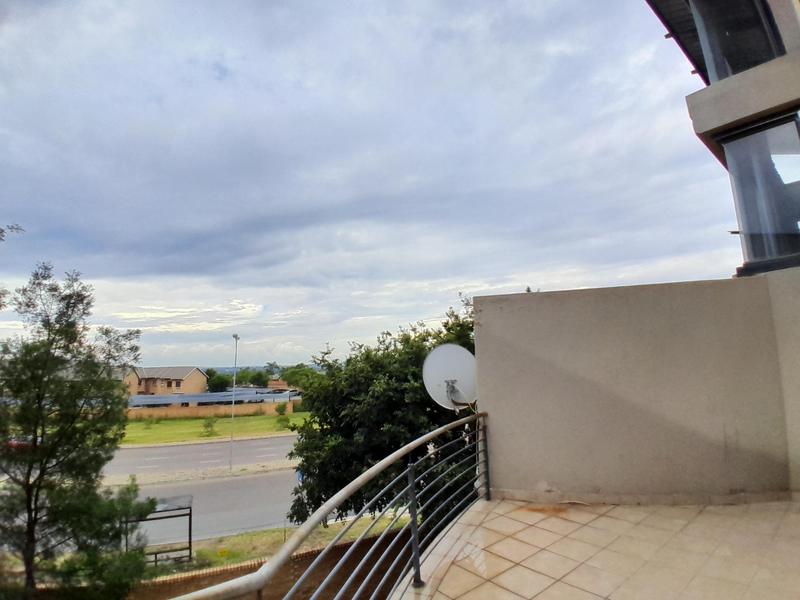 1 Bedroom Property for Sale in Rooihuiskraal North Gauteng