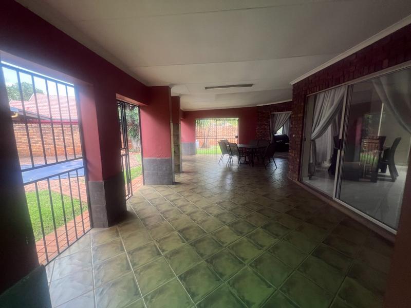 5 Bedroom Property for Sale in Dorandia Gauteng