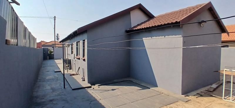 To Let 4 Bedroom Property for Rent in Protea Glen Gauteng