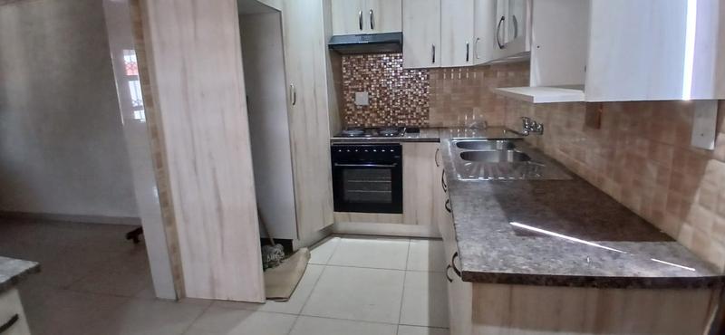 To Let 4 Bedroom Property for Rent in Protea Glen Gauteng
