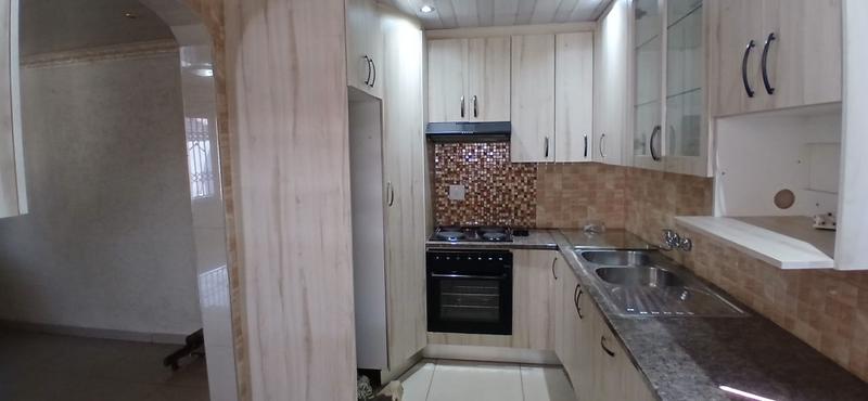 To Let 4 Bedroom Property for Rent in Protea Glen Gauteng
