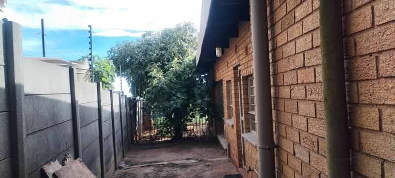 To Let 4 Bedroom Property for Rent in Wilro Park Gauteng