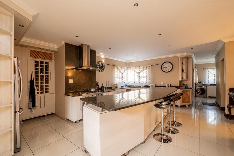 5 Bedroom Property for Sale in Protea Ridge Gauteng