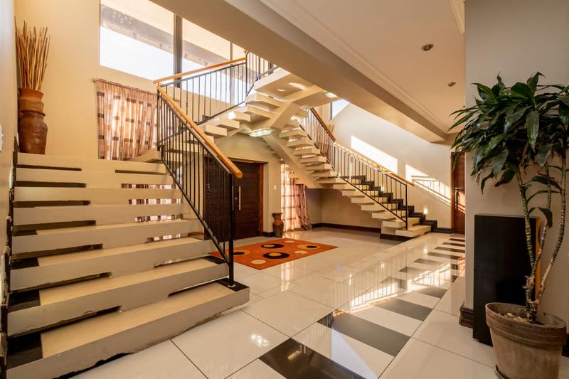 5 Bedroom Property for Sale in Protea Ridge Gauteng