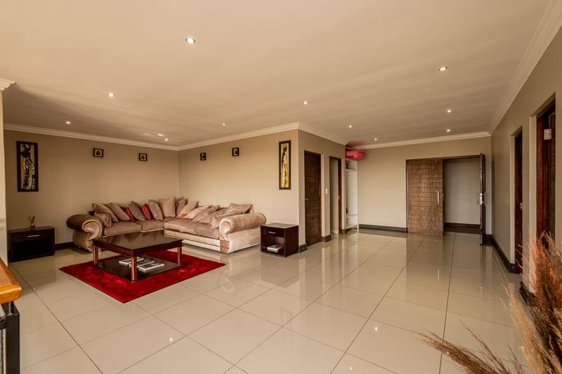 5 Bedroom Property for Sale in Protea Ridge Gauteng