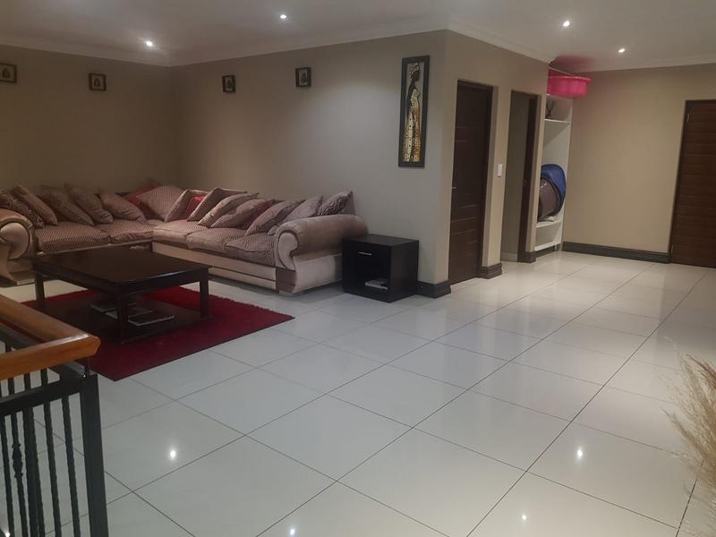 5 Bedroom Property for Sale in Protea Ridge Gauteng