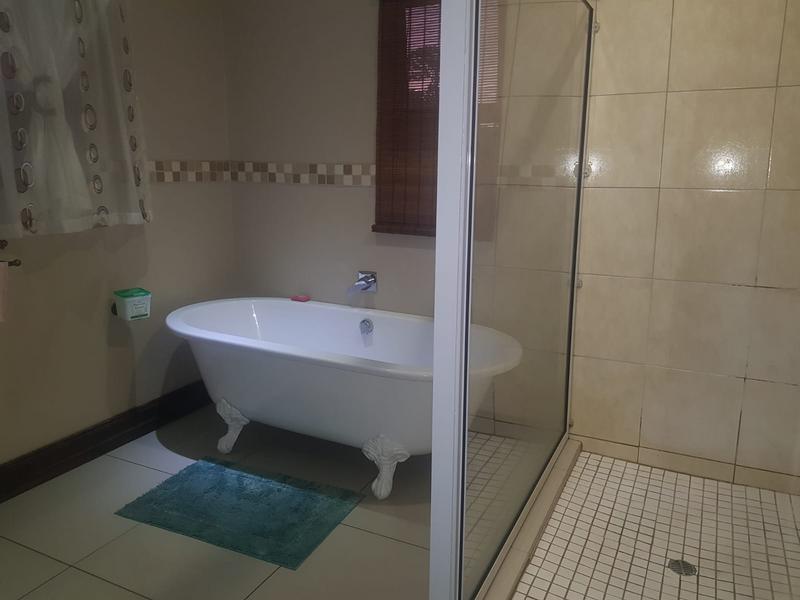 5 Bedroom Property for Sale in Protea Ridge Gauteng