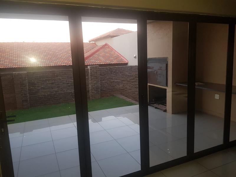 5 Bedroom Property for Sale in Protea Ridge Gauteng
