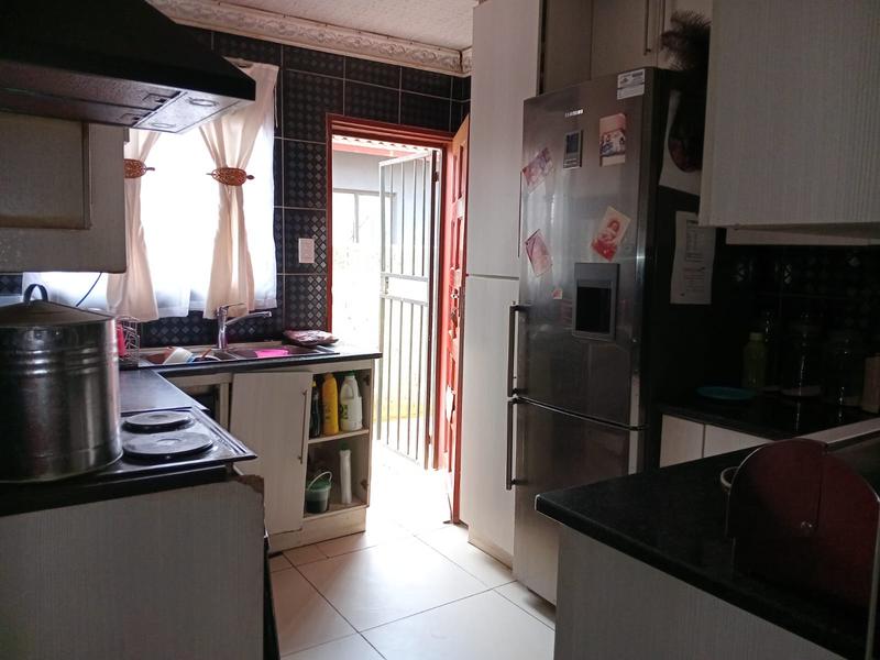 2 Bedroom Property for Sale in Lakeside Gauteng