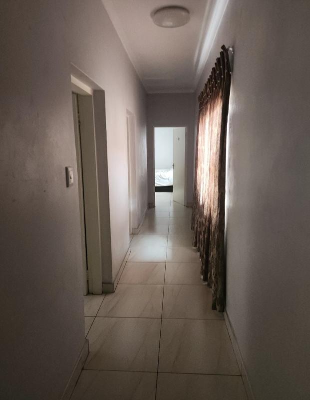 To Let 3 Bedroom Property for Rent in Robertsham Gauteng