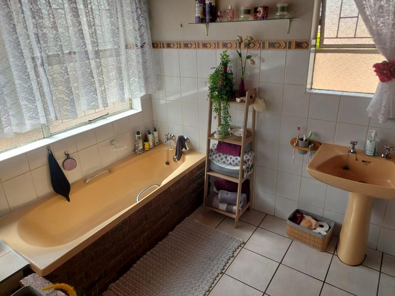 4 Bedroom Property for Sale in Dorandia Gauteng