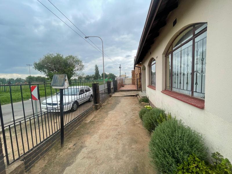 4 Bedroom Property for Sale in Meadowlands Gauteng