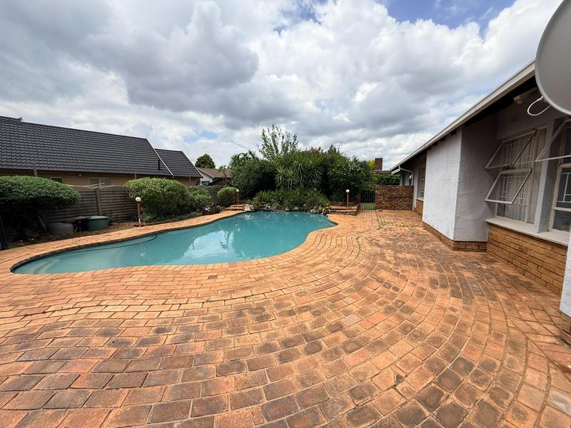 To Let 4 Bedroom Property for Rent in Glen Marais Gauteng