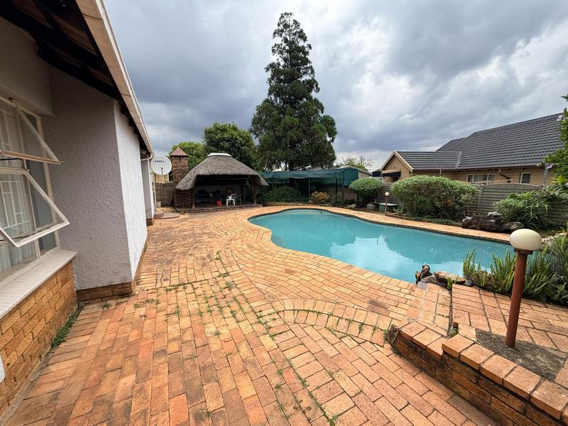 To Let 4 Bedroom Property for Rent in Glen Marais Gauteng