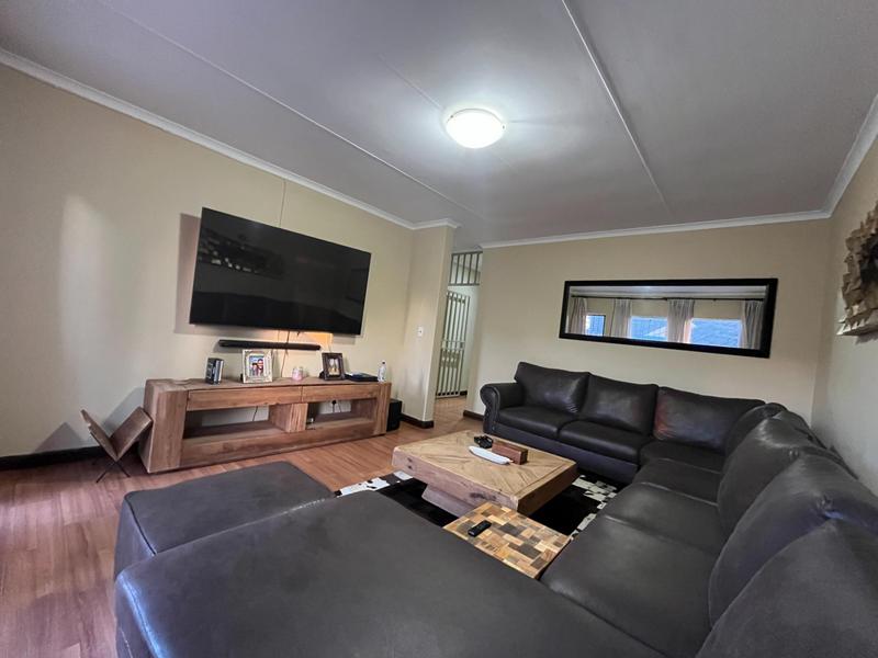 To Let 4 Bedroom Property for Rent in Glen Marais Gauteng
