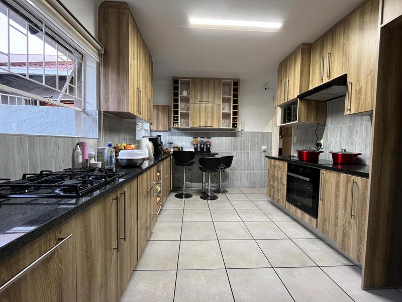 To Let 4 Bedroom Property for Rent in Glen Marais Gauteng