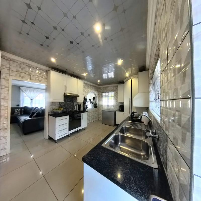 3 Bedroom Property for Sale in Clayville Gauteng