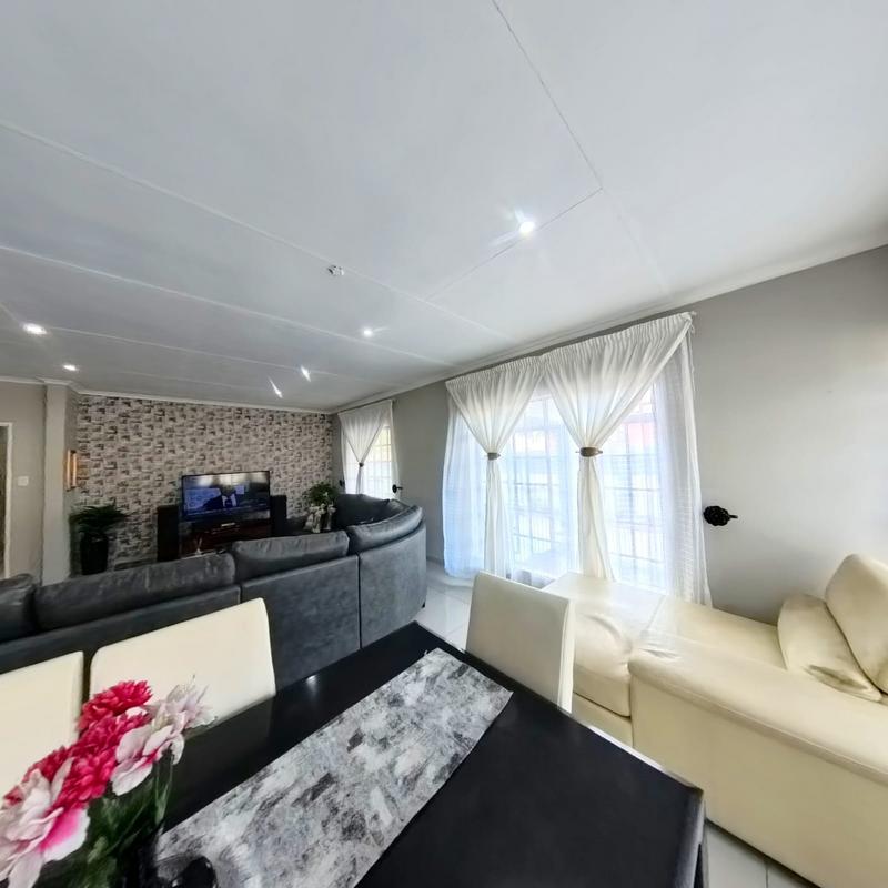 3 Bedroom Property for Sale in Clayville Gauteng