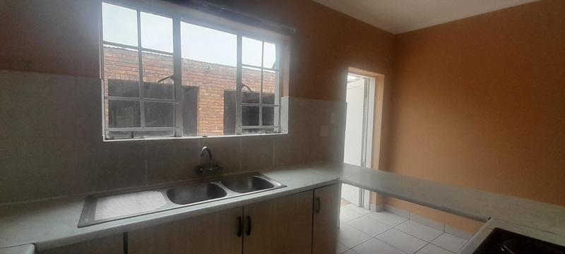To Let 2 Bedroom Property for Rent in Knopjeslaagte Gauteng