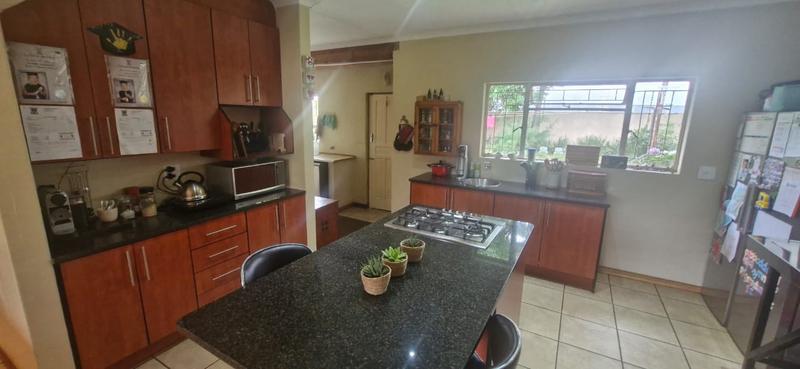 6 Bedroom Property for Sale in Mnandi Gauteng