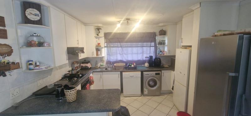 6 Bedroom Property for Sale in Mnandi Gauteng