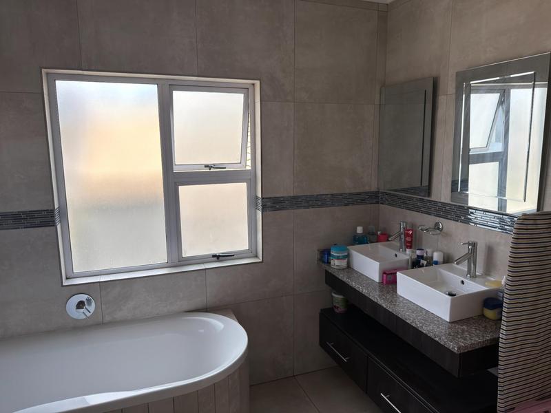 4 Bedroom Property for Sale in Thatchfield Gauteng