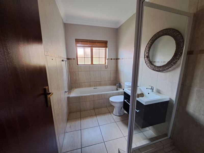 To Let 4 Bedroom Property for Rent in Noordwyk Gauteng