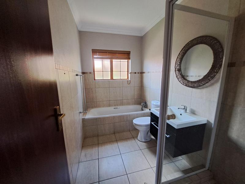 To Let 4 Bedroom Property for Rent in Noordwyk Gauteng