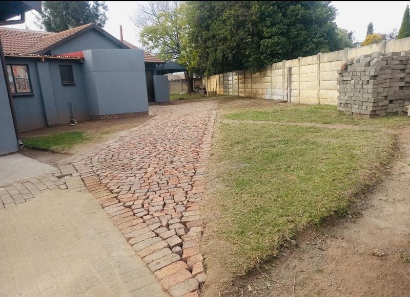 7 Bedroom Property for Sale in Crystal Park Gauteng