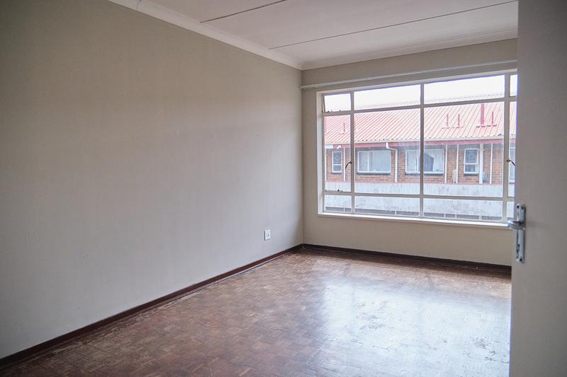 2 Bedroom Property for Sale in Florida Lake Gauteng